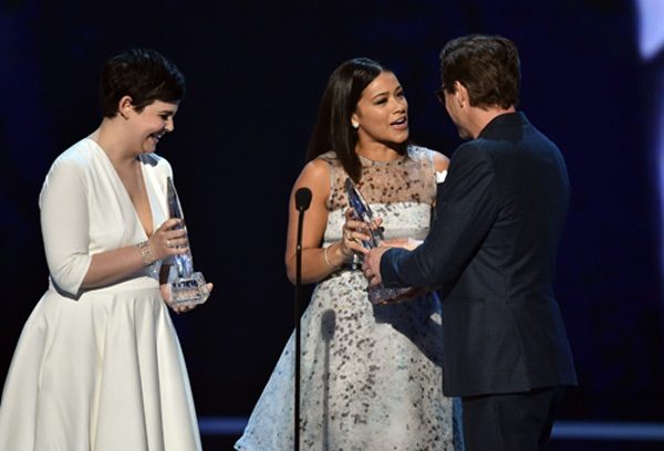 Taylor Swift Grabs 3 People’s Choice Awards